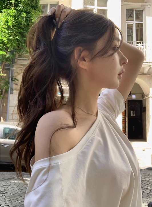 ワンショルダーTシャツ